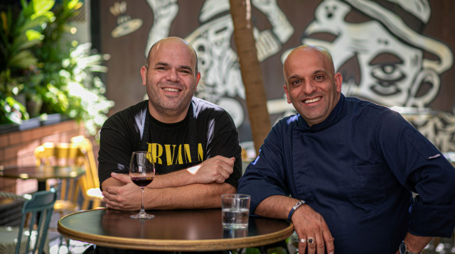 השפים רמי אבו ליל ועינב אזגורי. צילום חיים יוסף (צילום: חיים יוסף)