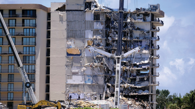 זירת קריסת הבניין במיאמי (צילום: רויטרס)