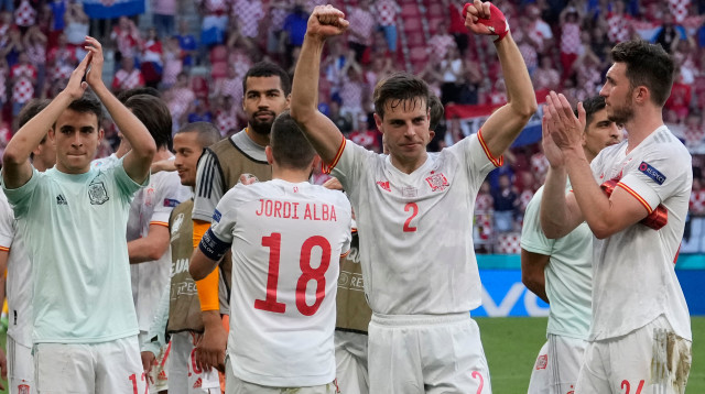 שחקני ספרד חוגגים (צילום: MARTIN MEISSNER/POOL/AFP via Getty Images)