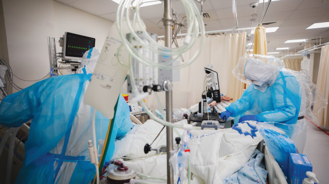 חולה קורונה, אילוסטרציה. צילום: אוליבייה פיטוסי, פלאש 90 (צילום: אוליבייה פיטוסי, פלאש 90)