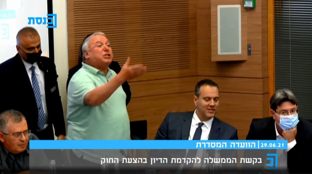 דודי אמסלם בוועדה המסדרת (צילום: צילום מסך מתוך ערוץ הכנסת)