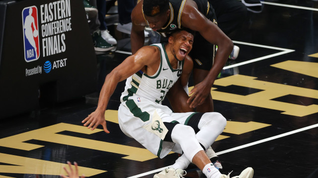יאניס אנטטוקומפו נפצע (צילום: Kevin C. Cox/Getty Images)
