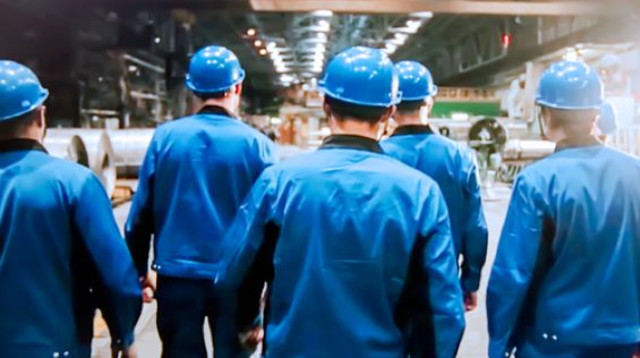 עובדים במפעל (צילום: Shutterstock)