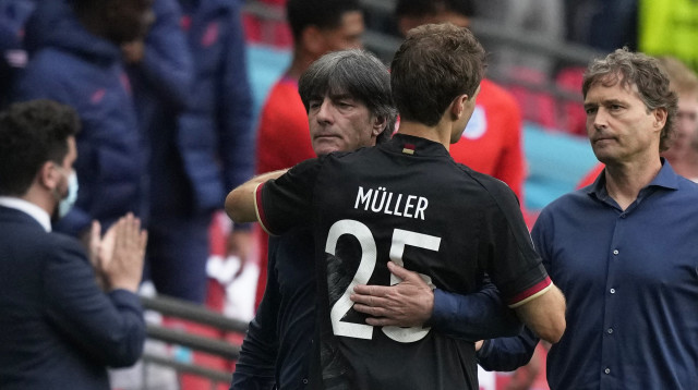 תומאס מולר ויואכים לב בחיבוק פרידה (צילום: FRANK AUGSTEIN/POOL/AFP via Getty Images)