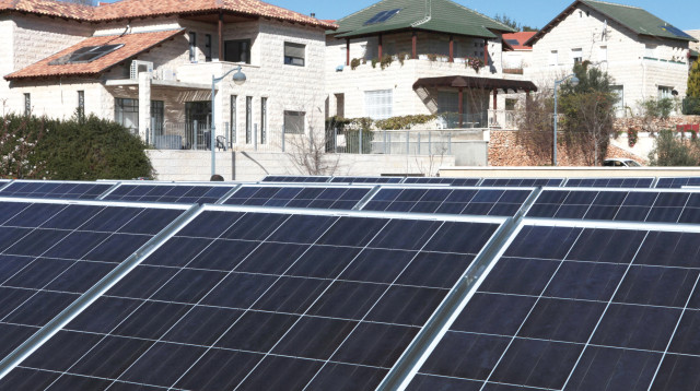 גג סולארי (צילום: נתי שוחט, פלאש 90)