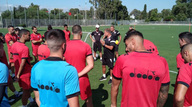 אלישע לוי עם שחקני הפועל חיפה (צילום: הפייסבוק הרשמי של הפועל חיפה)