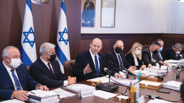 בנט בישיבת הממשלה  (צילום: אלכס קולומויסקי, פול)