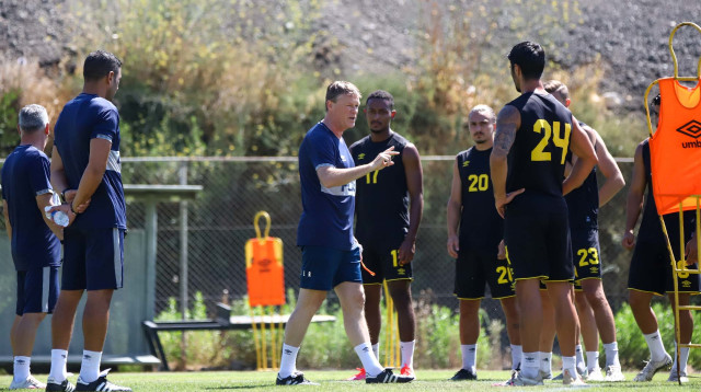 ארווין קומאן ושחקני בית"ר (צילום: בית"ר ירושלים, האתר הרשמי)