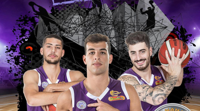 תומר כהן ושחקני עירוני נהריה (צילום: עירוני נהריה)