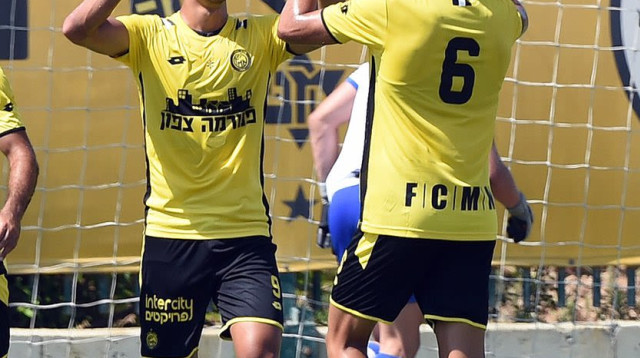 יניב מזרחי חוגג עם עומרי גנדלמן (צילום: הטוויטר הרשמי של מכבי נתניה)