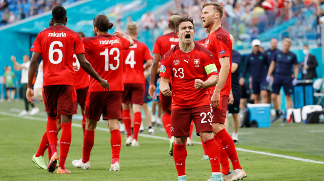 שרדאן שאקירי ושחקני נבחרת שווייץ חוגגים (צילום: Anatoly Maltsev - Pool/Getty Images)