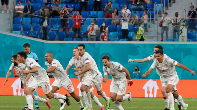 שחקני נבחרת ספרד בטירוף (צילום: MAXIM SHEMETOV/POOL/AFP via Getty Images)