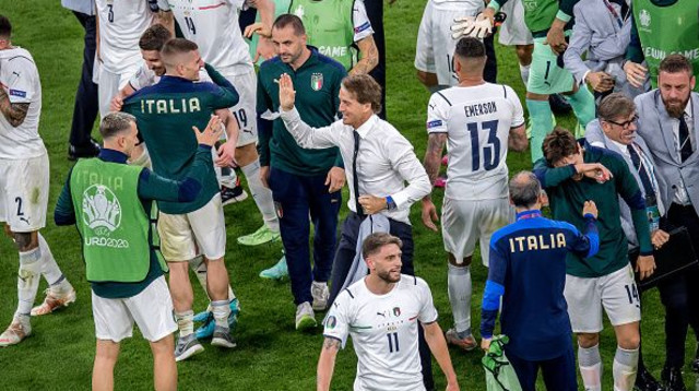 רוברטו מנצ'יני עם שחקני נבחרת איטליה (צילום: Markus Gilliar/Getty Images)