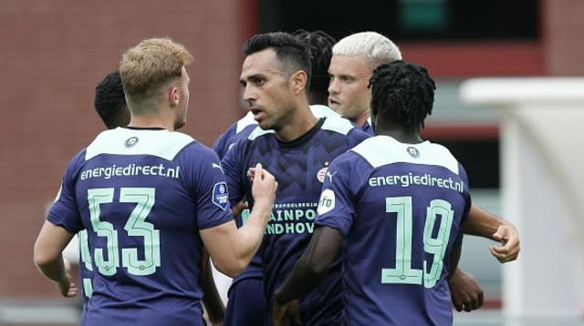 ערן זהבי חוגג עם שחקני פ.ס.וו (צילום: ANP Sport via Getty Images)