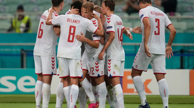 שחקני נבחרת דנמרק חוגגים (צילום: DARKO VOJINOVIC/POOL/AFP via Getty Images)