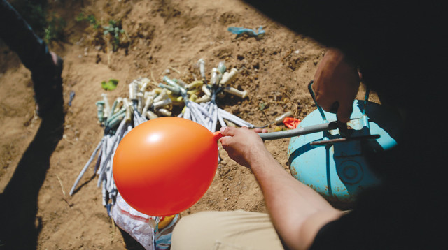 בלון תבערה (צילום: עטייה מוחמד, פלאש 90)