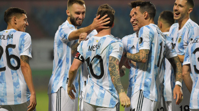 ליאו מסי חוגג עם שחקני ארגנטינה (צילום: NELSON ALMEIDA/AFP via Getty Images)