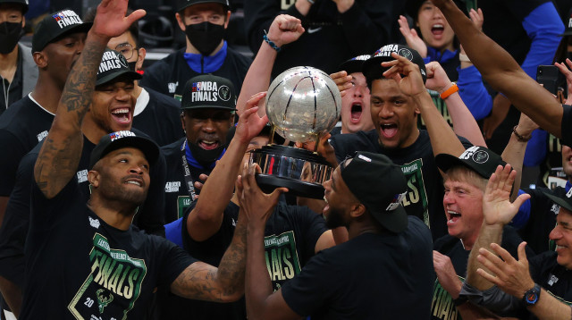 שחקני מילווקי באקס חוגגים (צילום: Kevin C. Cox/Getty Images)