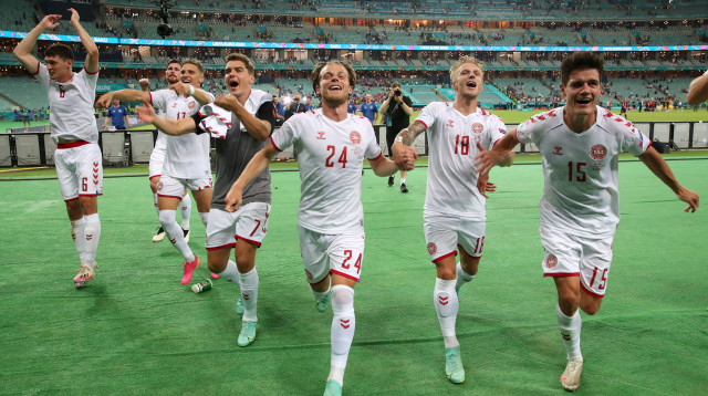 שחקני נבחרת דנמרק (צילום: Tolga Bozoglu - Pool/Getty Images)