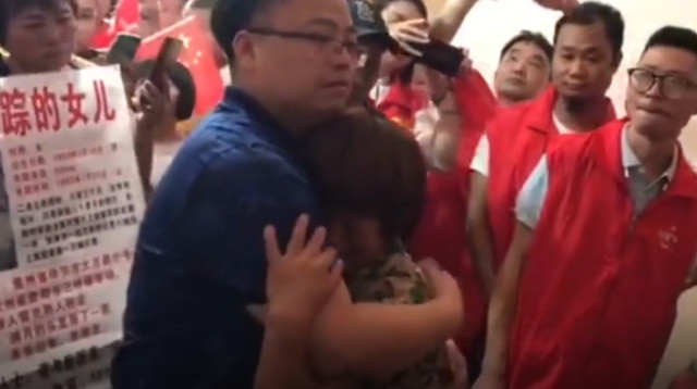 האיחוד המרגש בין האם לבנה  (צילום: צילום מסך מתוך רויטרס)