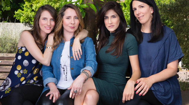 "החברות" מגיעות לבריטניה. לירית בלבן, מגי אזרזר, ליטל שוורץ ולירון וייסמן (צילום: ענבל מרמרי)