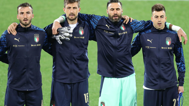 סטפן אל שעראווי ושחקני נבחרת איטליה (צילום: Gabriele Maltinti/Getty Images)