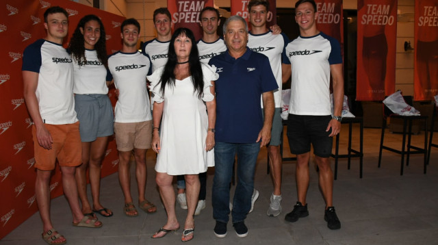 איריס ואילן בן דרור עם השחיינים האולימפיים (צילום: אביב חופי , אורי ורונית)