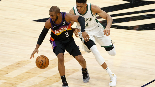 יאניס אנטטוקומפו שומר על כריס פול (צילום: Christian Petersen/Getty Images)