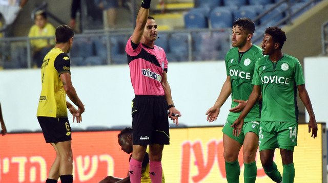 ניב שטייף שולף כרטיס צהוב (צילום: ברני ארדוב)