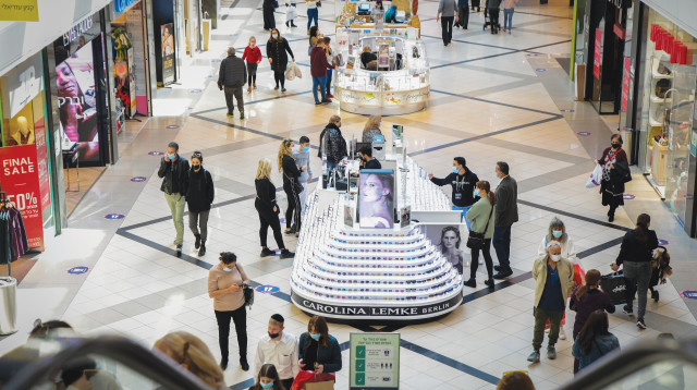 אנשים בקניון איילון עם מסיכות (צילום: אבשלום ששוני)