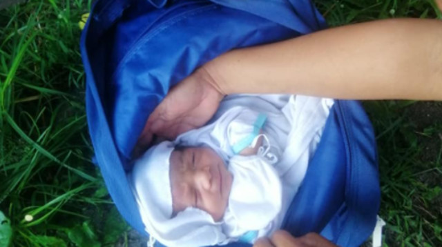 התינוק שננטש בתוך תיק גב (צילום: רשתות חברתיות)