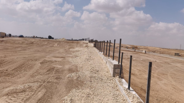 בבזיזת מעקות באתר אום בטין (צילום: פרטי)