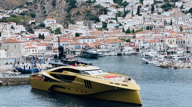 עשירי תבל מגיעים לאי הידרה (צילום: מעיין רייכמן)