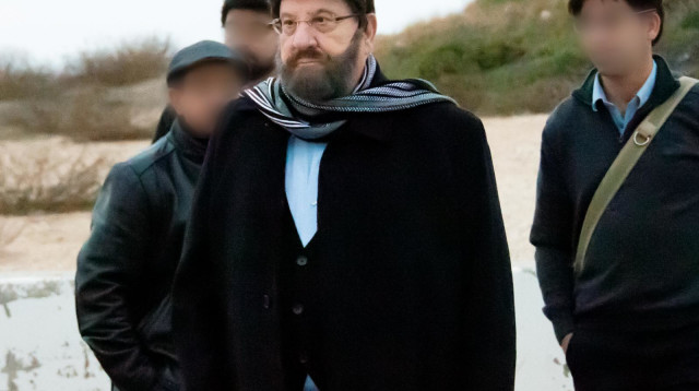 הנשיא היוצא רובי ריבלין לצד אנשי השב"כ (צילום: דוברות שב"כ)