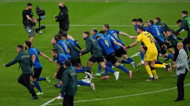 שחקני נבחרת איטליה חוגגים (צילום: MATT DUNHAM/POOL/AFP via Getty Images)