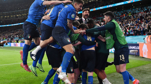שחקני נבחרת איטליה חוגגים (צילום: JUSTIN TALLIS/POOL/AFP via Getty Images)