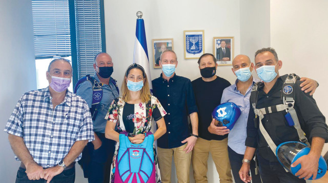 השר טרופר (במרכז) עם המשלחת היוצאת לבודפשט (צילום: דוברות משרד התרבות והספורט)