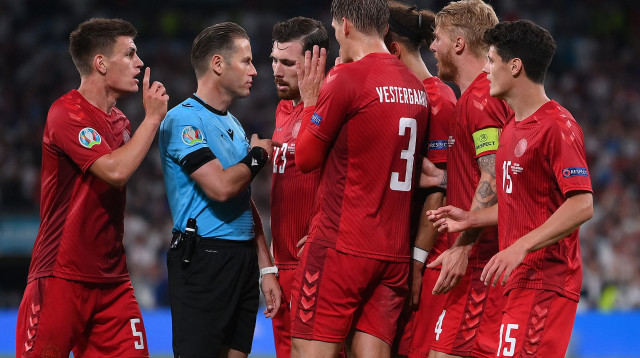 שחקני דנמרק זועמים על השופט (צילום: LAURENCE GRIFFITHS/POOL/AFP via Getty Images)