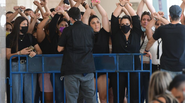 הורים מפגינים בכניסה לבית המשפט לאחר הכרעת הדין של כרמל מעודה (צילום: אבשלום ששוני)