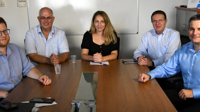 מימין: חן הרצוג, רמי גארו, סוניה גורודיסקי, ניר קנטור, אדם בלומברג (צילום: ראובן קסטרו)