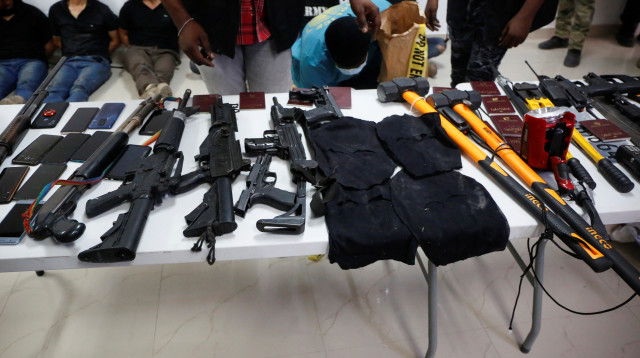 הנשקים של יחידת הקומנדו שלכאורה התנקשה בנשיא האיטי (צילום: רויטרס)