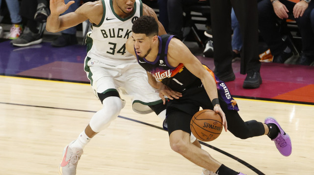 יאניס אנטטוקומפו ודווין בוקר (צילום: Christian Petersen/Getty Images)