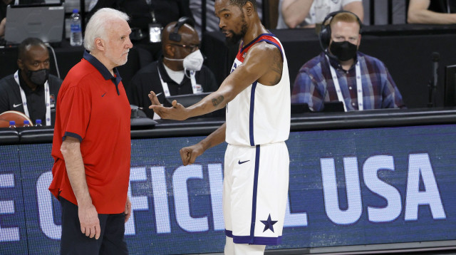 קווין דוראנט וגרג פופוביץ' (צילום: Ethan Miller/Getty Images)