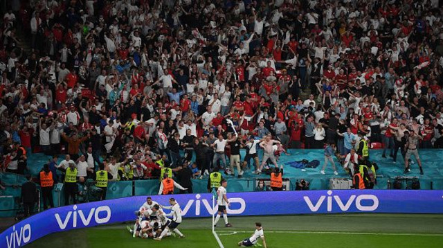 שחקני ואוהדי אנגליה חוגגים (צילום: Michael Regan - UEFA/UEFA via Getty Images)
