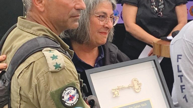 מפקד המשלחת אל"ם גולן ואך מקבל את מפתח עיריית מיאמי (צילום: רשתות חברתיות)