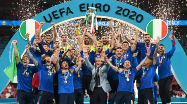 רגע הנפת הגביע. איטליה אלופת אירופה (צילום: Michael Regan/UEFA via Getty)