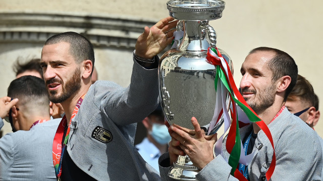 ג'יורג'יו קייליני ולאונרדו בונוצ'י עם הגביע (צילום: VINCENZO PINTO/AFP via Getty Images)