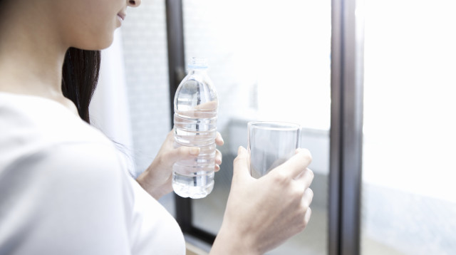 מים מינרליים או מהברז? (צילום: אינגאימג')