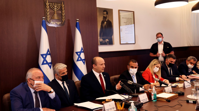 נפתלי בנט, יאיר לפיד, אביגדור ליברמן בישיבת הקבינט (צילום:  REUTERS/Ronen Zvulun)