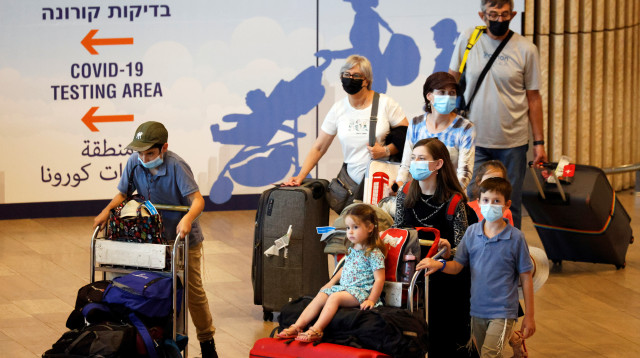 בדיקות קורונה בנתב"ג (צילום: REUTERS/Amir Cohen)